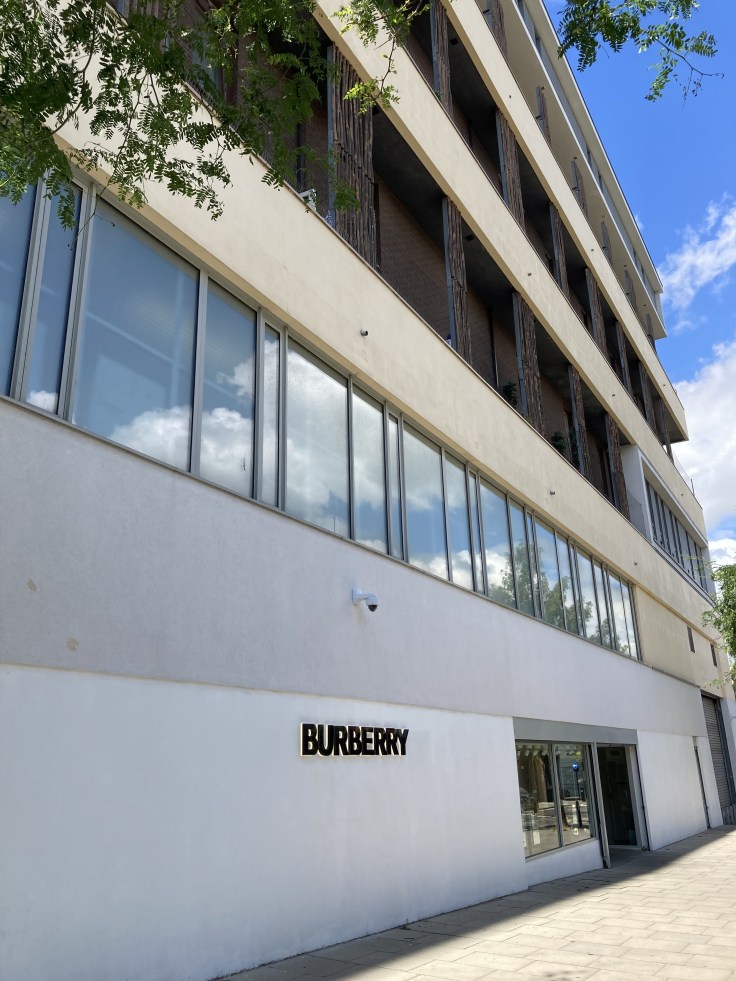 英國倫敦購物》土產掃貨走起！Burberry Outlet 博柏利倫敦暢貨中心Dragon mama uk 龍媽媽在英國｜龍三來了