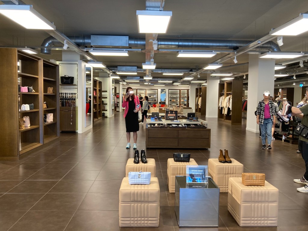 英國倫敦購物》土產掃貨走起！Burberry Outlet 博柏利倫敦暢貨中心Dragon mama uk 龍媽媽在英國｜龍三來了