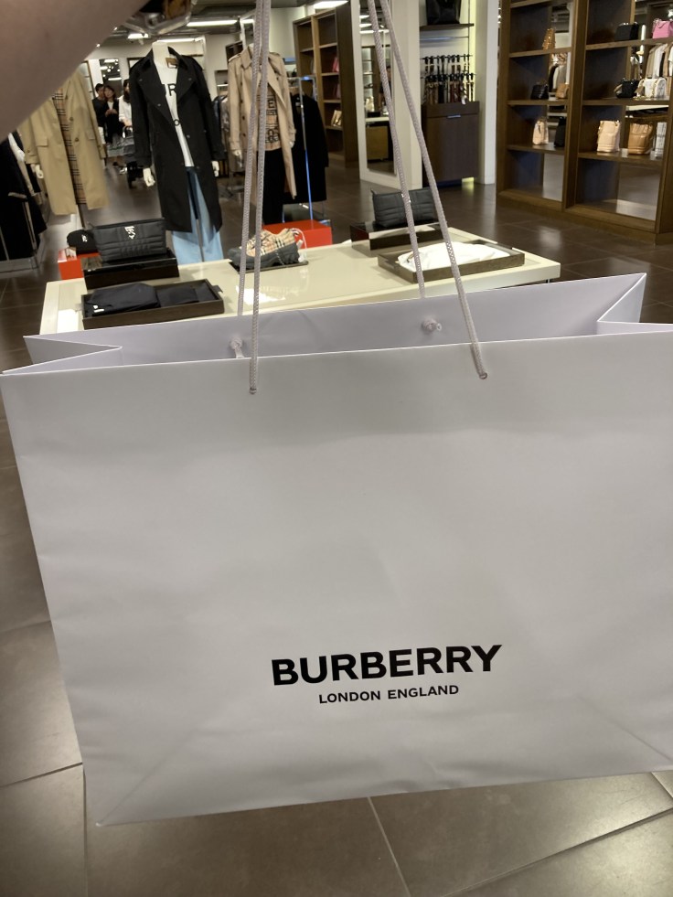 英國倫敦購物》土產掃貨走起！Burberry Outlet 博柏利倫敦暢貨中心Dragon mama uk 龍媽媽在英國｜龍三來了