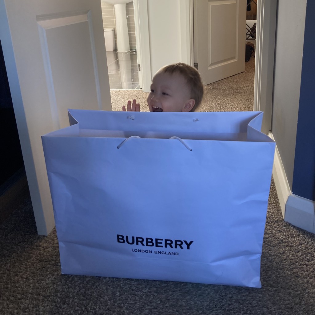 龍三隔天早上一覺醒來跑來龍媽的房間，看到購物紙袋便興奮地大叫「寶寶的禮物！」